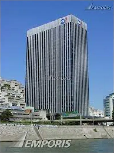 À l'aide de ce gratte-ciel de La Défense, à Paris. Trouvez ma planète !