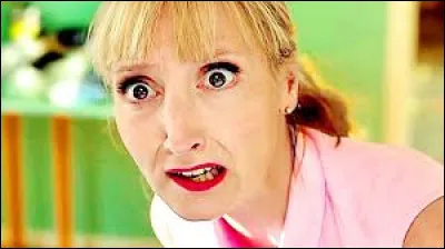 À quelle émission de télé la mère a-t-elle déjà participé ? (On voit une photo d'elle à côté de deux personnes chez elle)