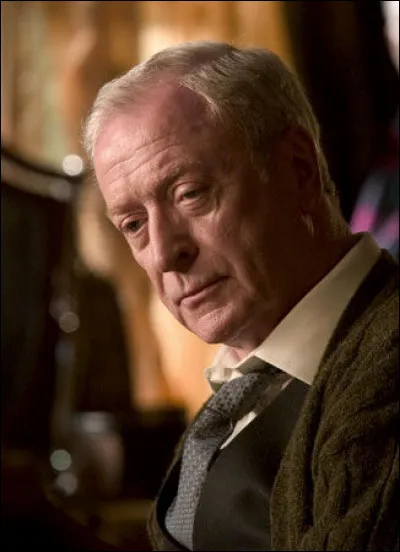 Quel acteur joue Alfred Pennyworth ?