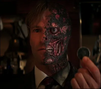 Quel acteur joue Harvey Dent/Two-Face ?