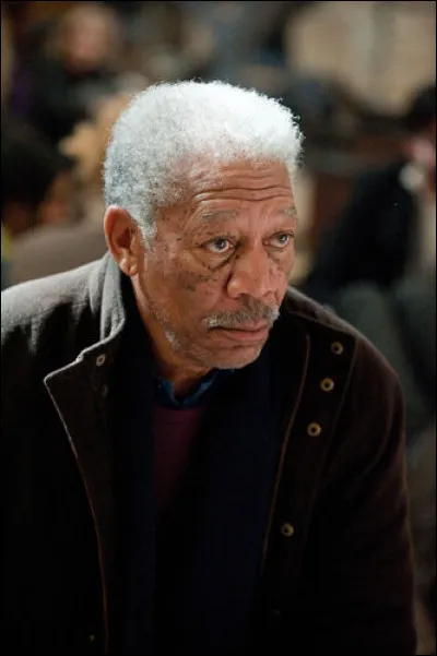 Quel acteur joue Lucius Fox ?