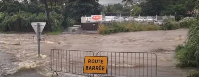 Les inondations peuvent &ecirc;tre li&eacute;es aux crues...Quelle temp&ecirc;te en est la cause sur cette photographie ?