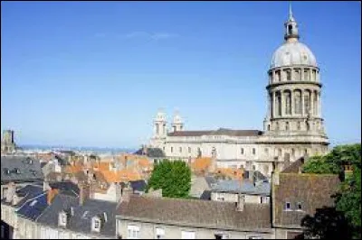 Dans quel département se situe la ville de Boulogne-sur-Mer ?