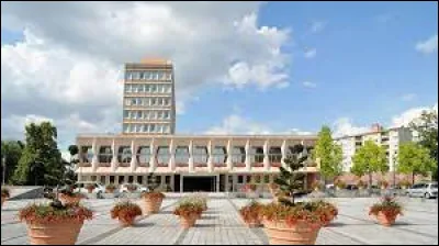 Dans quel département se situe la ville de Maubeuge ?