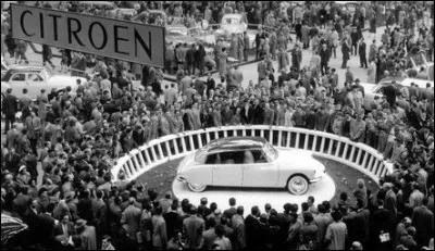Troisième grande date avec ce modèle de la DS, présenté au salon de l'automobile et qui semble venu d'une autre planète. En quelle année cette "bombe" sort-elle en France ?