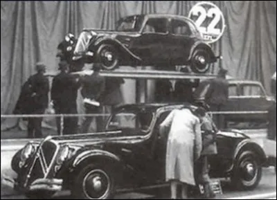 Cette traction 22 CV présentée au salon 1934 sera éphémère. Quelle originalité présentait-elle pour l'époque ?