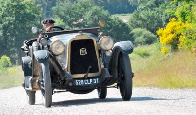 Comment André Citroën prend-il contact avec l'automobile ?