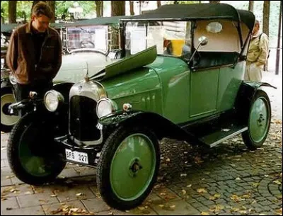 Quel est le premier véhicule produit en série par Citroën, dès 1919 ?