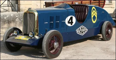 En 1933, sur le circuit de Montlhéry, cette voiture va battre 191 records internationaux. Elle va tourner sans arrêt durant 134 jours et parcourir 300 000 km à la vitesse moyenne de 93 km/h. Quel est le surnom de cette automobile sportive ?