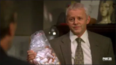 Combien de comprimés l'inspecteur Tritter a-t-il trouvés en fouillant l'appartement de House ?