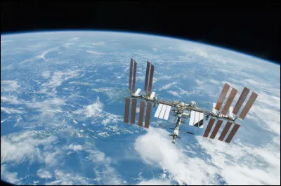 C'est le début de la présence humaine permanente dans l'espace, à bord de l'ISS : le ...