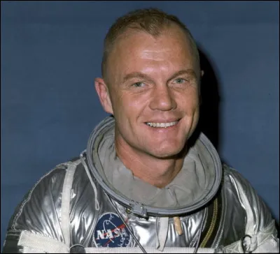 Dix mois plus tard, il est le premier américain à effectuer un vol orbital : de qui s'agit-il ?