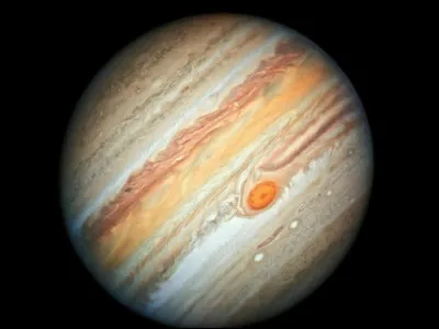 Hum... Jupiter, hein ! Un indice ? Je crois bien qu'il y a un rapport avec un dieu suprême... non ? Alors, une idée ? C'est...