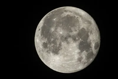 La Lune, la Lune... Hum... Une idée ? Ça a un rapport avec une certaine déesse sur du Soleil... C'est :