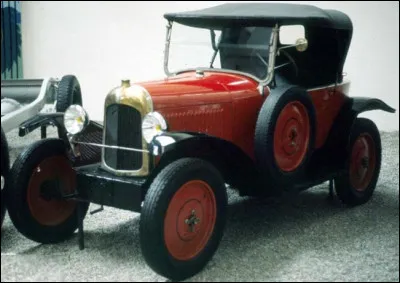 Quel constructeur a produit une torp&eacute;do 5HP de 1922 &agrave; 1926, d&eacute;nomm&eacute;e "Tr&egrave;fle" en raison de ses trois places, deux en avant et une seule &agrave; l'arri&egrave;re ?