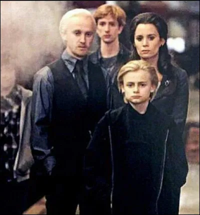 Qui est la petite amie de Drago pendant sa scolarité ?