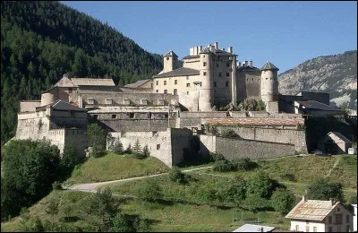 Dans quel département verrez-vous Château-Queyras, perché sur son piton rocheux ?