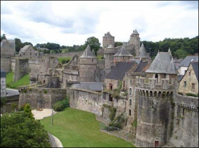 Dans quel département irez-vous pour voir le château de Fougères avec ses trois enceintes et ses treize tours ?