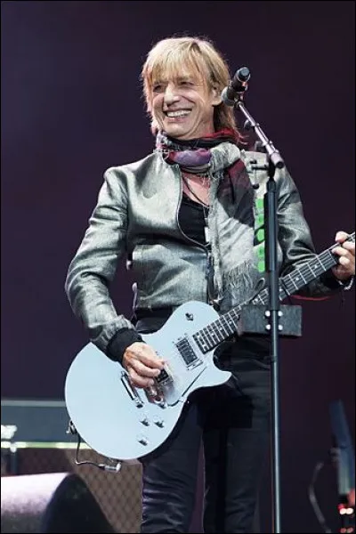 De quel groupe français Jean-Louis Aubert a-t-il fait partie avant d'entamer une carrière solo ?