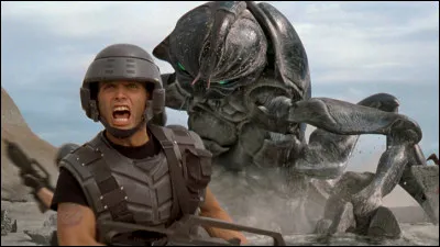Le film "Starship Troopers" est ladaptation d'un roman de l'un des maîtres de la science fiction. De quel écrivain s'agit-il ?