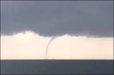 Une tornade peut survenir à tout moment mais plus fréquente au...