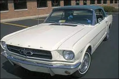 Combien coûte environ la Mustang de 2004 ?