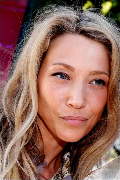 Qui est le père de Laura Smet ? (Son père était un célèbre chanteur)