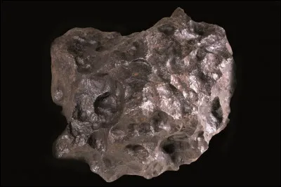 Comment peut-on nommer un objet qui entre dans l'atmosphère mais qui ne brûle pas tout à fait et atterrit sur Terre ?