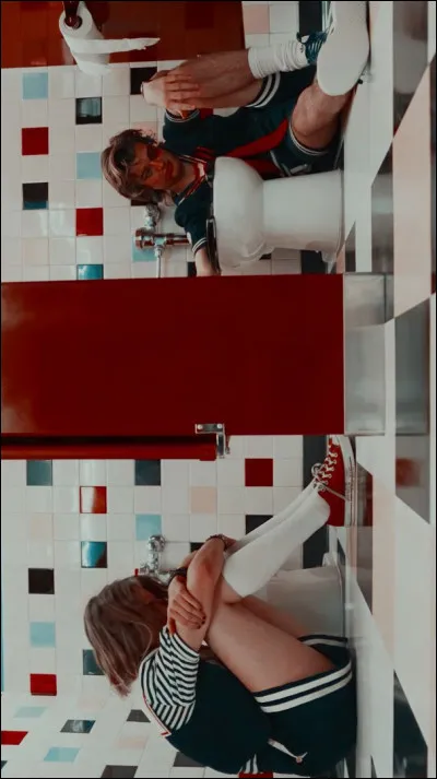 Qui est la fille qui travaille avec Steve ?