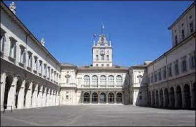 Dans quelle ville italienne se situe le palais du Quirinal ?