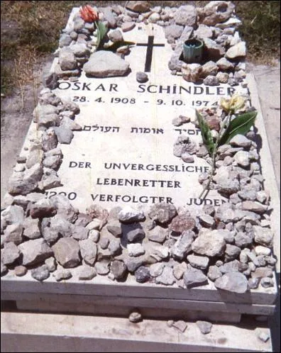 Aujourd'hui, la tombe d'Oskar Schindler se trouve :