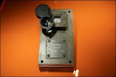 Quoiqu'il en soit, 3 poussières de Lune de cette expédition ont atteint l'enchère record de [...combien ?] en 2018 !