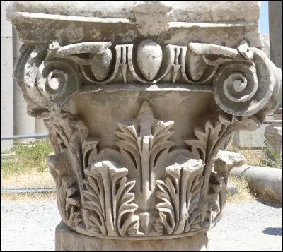 Celui-là est souvent confondu avec le corinthien mais cest un mélange entre corinthien et ionique.