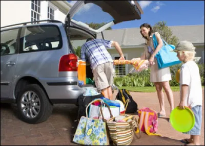 Tu pars en vacances en voiture et ça fait 2 h que tu roules. Que fais-tu ?
