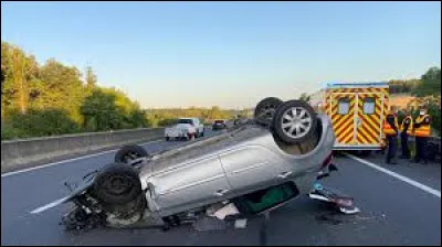 Un accident de voiture s'est produit devant toi. Que fais-tu ?