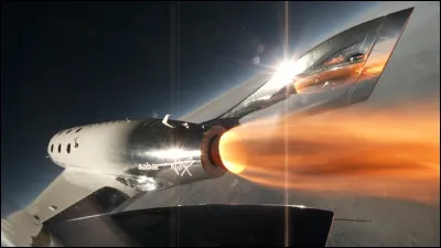 Virgin Galactic a lancé un concours offrant à l'heureux gagnant une place dans un futur vol à bord du vaisseau spatial VSS Unity. Il y a eu 10 000 candidats. Sachant qu'un candidat a multiplié sa probabilité de s'envoler dans l'espace par 100 moyennant 10 dollars, quelle est sa probabilité finale de remporter l'incroyable gros lot ?