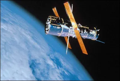 Parmi les différents engins envoyés dans l'espace par l'homme, figurent aussi plusieurs télescopes permettant des clichés encore plus proches et plus nets. Le plus connu d'entre eux fut lancé en 1990 par la NASA en collaboration avec l'Agence Spatiale Européenne. Comment se nommait-il ?