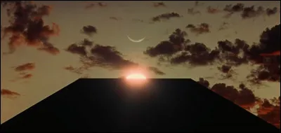 Le monolithe > Il constitue bien sûr la "pierre angulaire" du scénario et du film. Lors de sa conception, les auteurs avait pensé le représenter sous la forme d'un(e) ...
