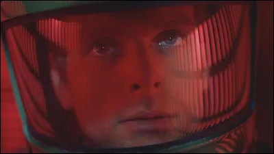 Notons que, dans la version française, "CARL 9000" est doublé par une célèbre "voix", particulièrement radiogénique : qui donc ?