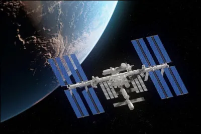 Revenons légèrement sur le sujet de la station spatiale. Elle tourne très vite autour de la Terre aux alentours de 28 000 kilomètres par heure et met 90 minutes pour faire un tour complet. 
À combien de kilomètres, en moyenne, se situe-t-elle au-dessus de nos petites têtes ?