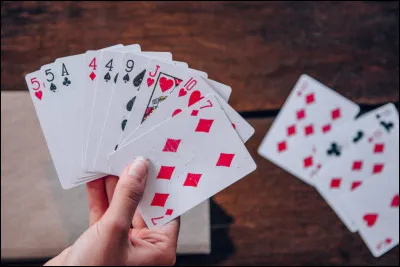 Lequel de ces adjectifs désigne un célèbre jeu de cartes ?