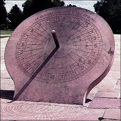 Quel scientifique grec est connu pour avoir mesur&eacute; de mani&egrave;re assez pr&eacute;cise la circonf&eacute;rence de la Terre &agrave; l�aide d�un gnomon ?