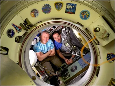 La capsule de Thomas Pesquet est exposée dans l'école.