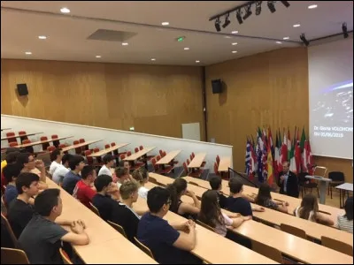 Tout le monde peut postuler aux programmes universitaires de l'école.