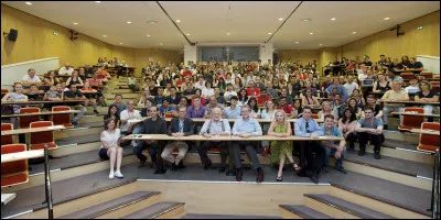 À ce jour, dans combien de pays sont répartis les ancien étudiants de l'école ?