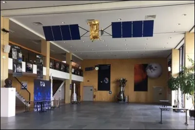 N'importe qui peut entrer dans l'école pour la visiter.