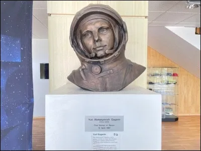 On peut apercevoir dans l'école une statue du cosmonaute Youri Gagarine et de Laïka, le premier chien qui est allé dans l'espace ?