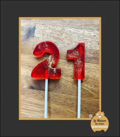 Dans un tiroir, il y a 21 chaussettes noires, 7 chaussettes grises et trois chaussettes marron. Les yeux ferm&eacute;s, combien de chaussettes faut-il tirer pour &ecirc;tre certain d'avoir au moins deux chaussettes de la m&ecirc;me couleur ?