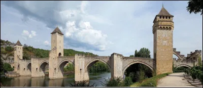 Quel est ce pont fortifié qui franchit le Lot à l'ouest de Cahors ?