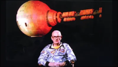 Du coup, lorsque le réalisateur Peter Hyams qui veut tourner "2010 : L'année du 1er contact" au début des années 80, l'appelle ...